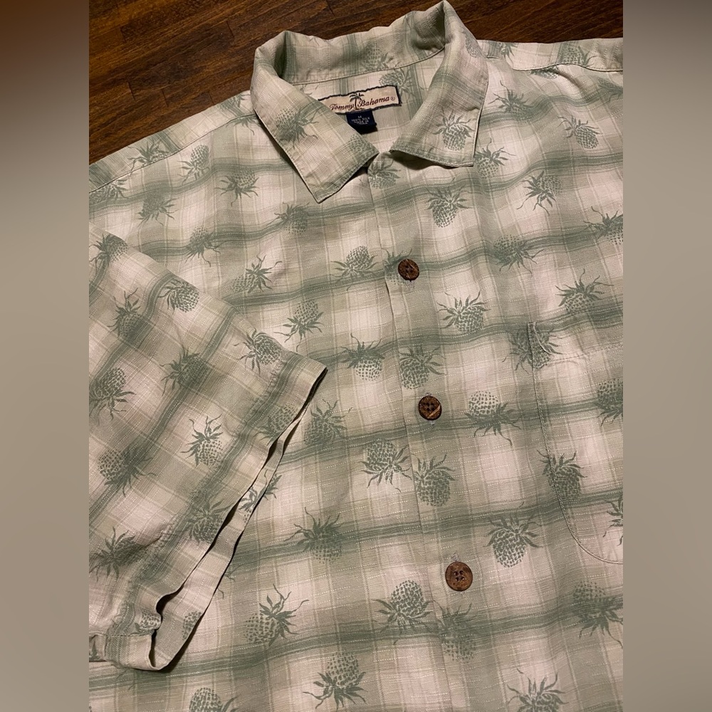 Tommy Bahama 100% Silk Camp Shirt Mens M Short Sleeve Button Down Pineapple AOP
